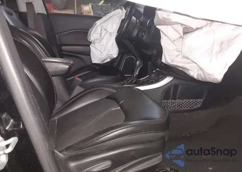 2018 Jeep Compass Latitude 4X4 z USA, uszkodzony, nr VIN 3C4NJDBB4JT342547